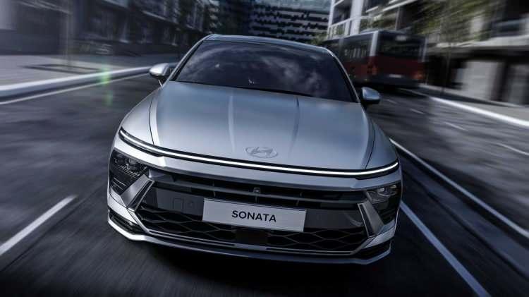 <p>Yeni Sonata'nın iç mekânı da adeta evrim geçirmiş gibi görünüyor. Buradaki en dikkat çekici değişim, ilk kez bu modelde kullanılan ve 12.3 inçlik bitişik ekranlardan oluşan kavisli panel oluyor. </p>

<p> </p>
