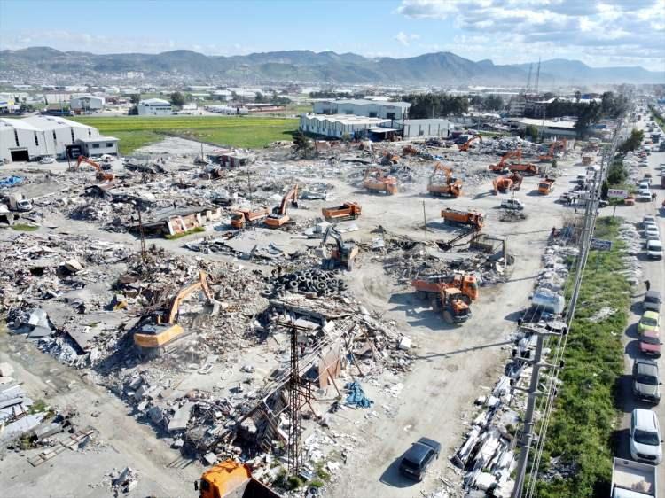 <p>Sitede depremden önce granit üretimi yapan Bekir Karabacak, AA muhabirine, felaketin Hatay'da büyük yıkıma neden olduğunu belirterek vefat edenlere Allah'tan rahmet, yaralılara acil şifa diledi.</p>
