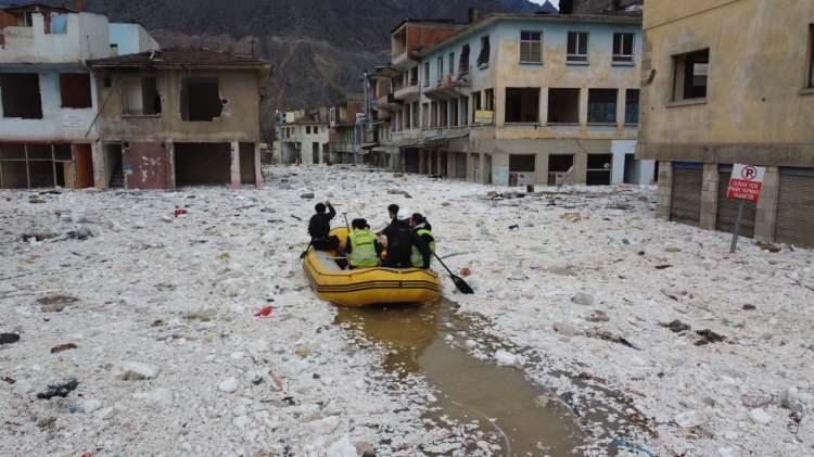 <p>Artvin'de, Çoruh Nehri üzerinde inşa edilen Yusufeli Barajı ve Hidroelektrik Santrali'nde (HES) su seviyesinin artmasıyla büyük bölümü su altında kalan eski ilçe merkezindeki sahipsiz kedi ve köpekler, botla bölgeye ulaşan ekiplerce kurtarıldı.</p>
