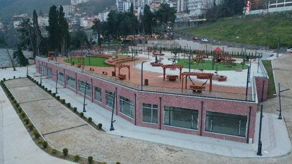 <p>‘ORDU İKİNCİ YÜZYILA HAZIRLANIYOR’</p>

<p> </p>

<p> Başkan Güler, alandaki gökdelenlerin yıkılmaması halinde emsal teşkil edeceğini de ifade ederek, “Buradaki doğal yapıda tıpkı İstanbul’daki Pierre Loti gibi burayı denizle, çam ağaçlarıyla, çay bahçesi olarak halkımıza açtık. Geliyorlar buraya hem kafalarını dinliyorlar hem de ihtiyaçlarını karşılıyorlar. Bundan dolayı bir avantajımız oldu. Eğer bunu yapmasaydık, bu bir emsal teşkil edecekti. Yüksekliği serbest bir şekilde diğer binalarda emsal teşkil edecekti. Sahili çok yanlış bir şekilde kullanacaktık. Halktan kopuk, denizden kopuk bir yere gelecekti. Bununla birlikte hiçbir kaçak yapıya, hiçbir kaçak oluşama imkan vermeden her tarafı temizledik. Şu anda tertemiz 110 kilometrelik bir sahiliyle Ordu hem doğasıyla hem turizmiyle hem kültürüyle bir bütün halinde ikinci yüzyıla hazırlanıyor” ifadelerini kullandı.</p>
