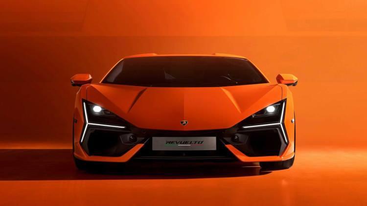 <p>Lamborghini, Aventador'un devamı niteliğindeki yeni Revuelto modelini görücüye çıkardı.</p>

<p> </p>

<p>İtalyan süperspor otomobil üreticisi Lamborghini, 60'ıncı yaşını yeni bir model ile kutluyor.</p>

<p> </p>
