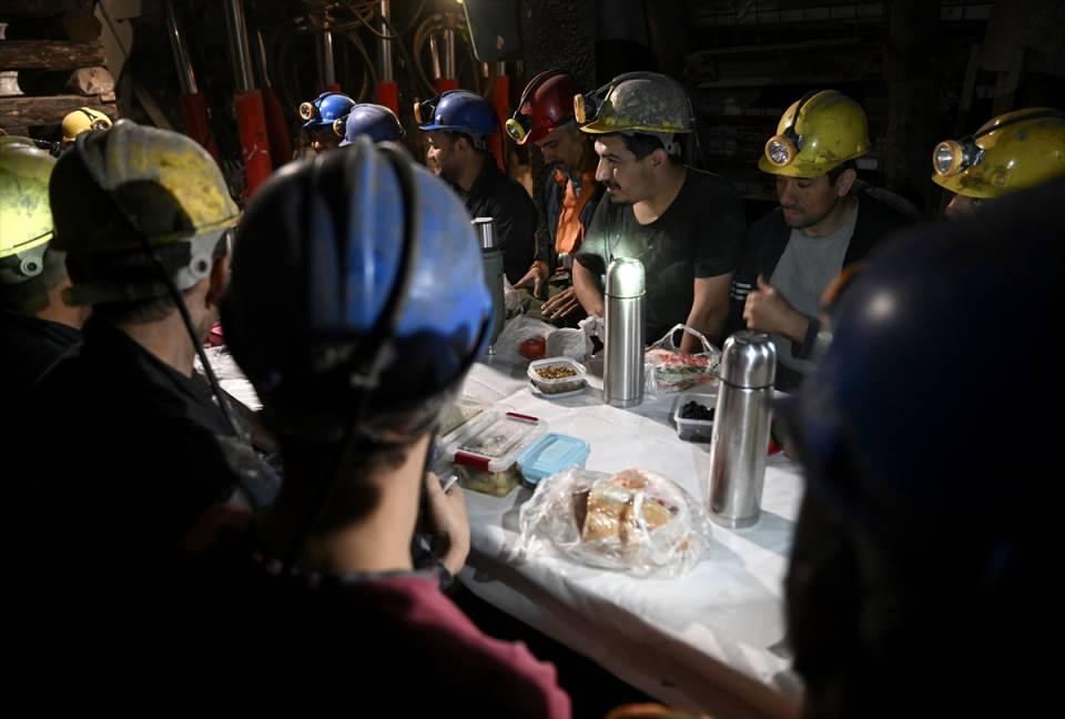 <div>Yerin altındaki kömürün yeryüzüne çıkarılmasında başrolde olan madenciler, iftarın ardından dua edip ocaktaki mesailerine devam ediyor.</div>

<div> </div>
