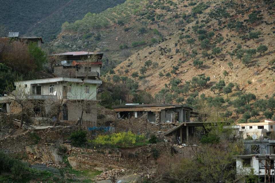 <p>İnşallah devletimiz iyi bir yerlere taşıyacak bizi. Köyümüz şu an darmadağın. 100-150 hane kadar buraya taşındık. Benim köyüm 300 haneden oluşuyor. Köyde kimse kalmadı şu an. </p>
