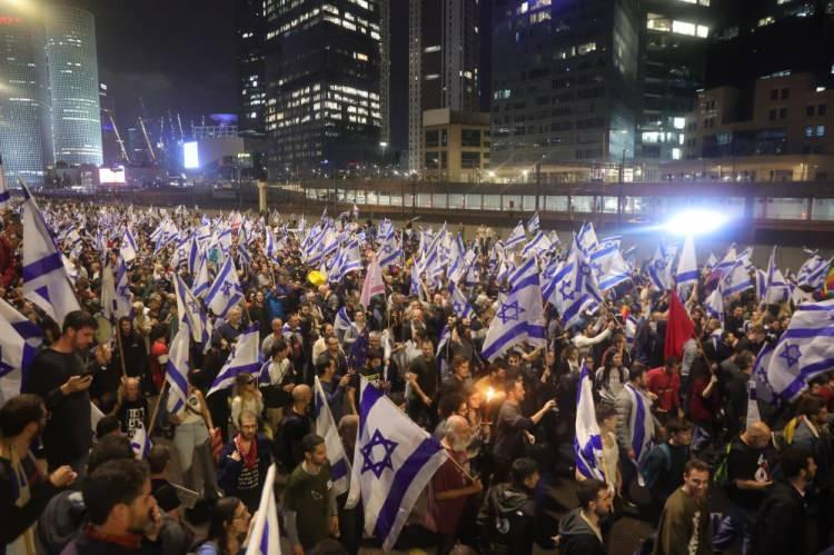 <p>Ülkenin güneydeki Beersheba ile kuzeyindeki Hayfa'da da yüzlerce kişi sokağa indi. Yer yer polis ile göstericiler arasında tansiyon yükselirken, bazı bölgelerde polis göstericilere tazyikli su ile müdahale etti.</p>
