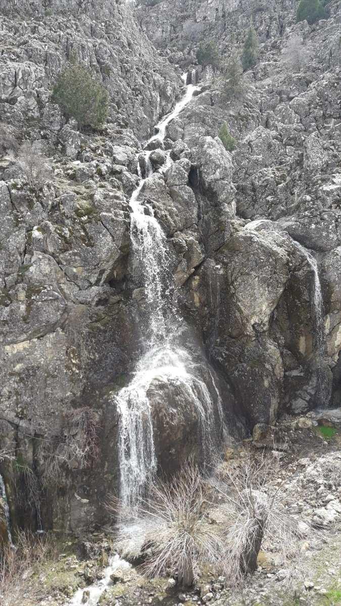 <p>Saraycık Mahallesi Muhtarı Aslan Yaşar, şelalenin bulunduğu bölgeden çıkan suyun hem sulamada hem de içmede kullanıldığını söyledi.</p>

<p>Şelalenin suyunun Pazarcık merkezli ilk depremin ardından bulanıklaştığını, Elbistan merkezli ikinci depremde de tamamen kesildiğini anlatan Yaşar, "Kayalık üzerinde onlarca küçük delik vardı. Oralardan su fışkırırdı. </p>
