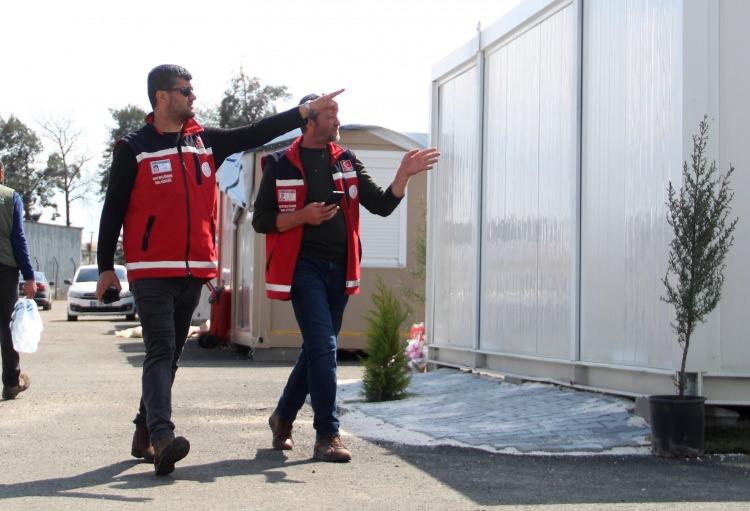 <p>"SEVDİKLERİMİZ BU ŞEHRIN TOPRAĞINDA"</p>

<p>Önceliğinin memleketi ve insanlar olduğuna değinen Alkan, “Depremden sağ çıktım, eşimi İzmir’e çocuklarımın yanına yerleştirdim. Benim gibi aynı işi yapan Mehmet Doğan, kardeşimle ailemizi uzaklarda bırakarak, buradaki insanları nasıl ayağa kaldırırız bunun gayreti içindeyiz. Sahadayız. Burada büyüdük, şehrin her karışında anımız var. Sevdiklerimizi bu şehrin toprağına gömdük. Bizim bu toprakları bırakıp gitmemiz mümkün değil. Şehir ayağa kalkana kadar gücümüz yettiği kadar arkadaşlarımızla buradayız” diye konuştu.</p>
