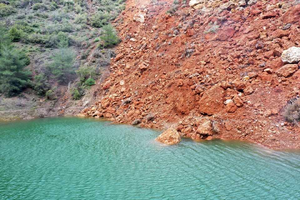 <p>Oluşan setin arkasında ise derenin getirdiği sular ve bölgede etkili olan sağanağın etkisiyle gölet meydana geldi.</p>

<p> </p>
