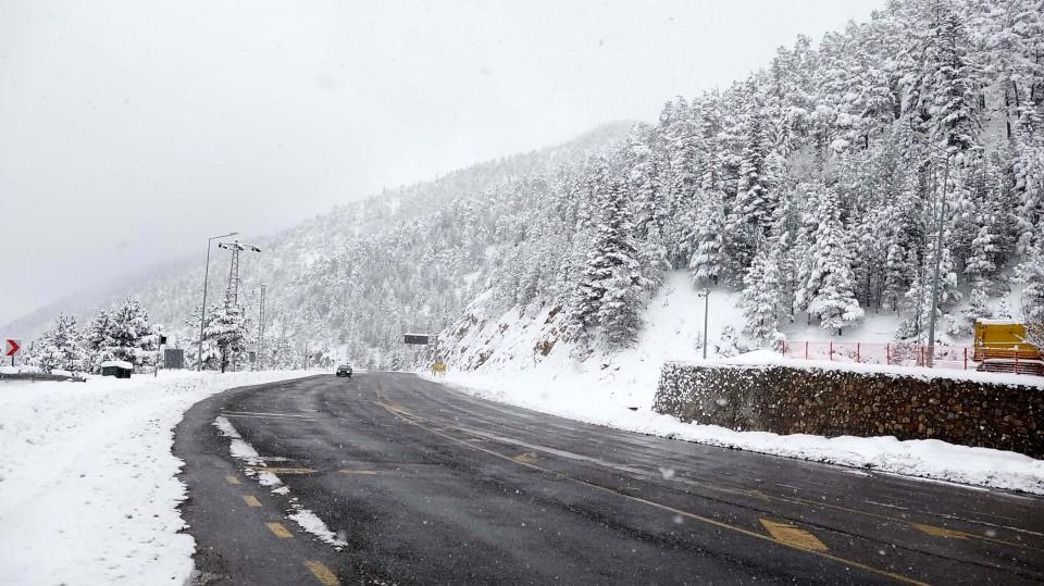 <p>Doğu Karadeniz Bölgesi'nin yüksek kesimlerinde kar yağışı etkili oldu. Hava sıcaklıklığının düşmesi ile Gümüşhane-Trabzon sınırında yer alan 2 bin 50 metre yüksekliğindeki Zigana Dağı, beyaz örtü ile kaplandı. Çam ve ladin ağaçları ile kaplı bölgede, güzel görüntüler oluştu. Kar yağışı ile zirvede yer alan kayak tesislerinde de rezervasyonlar arttı.<br />
 </p>
