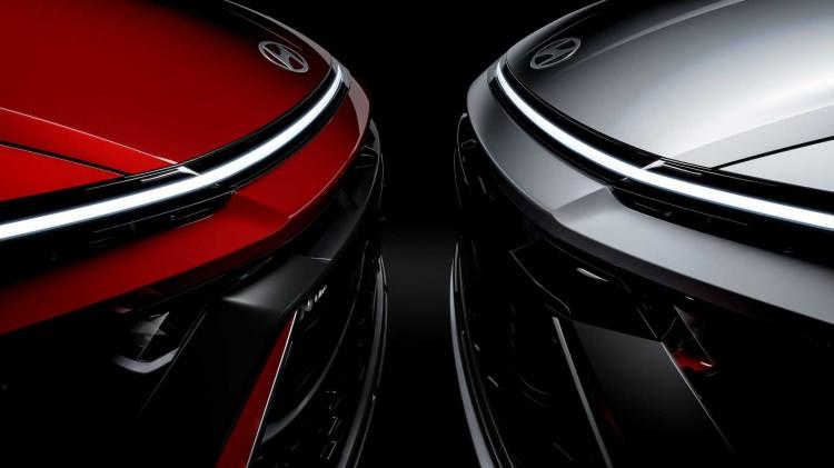 <p><strong>2024 Hyundai Sonata</strong>'daki en büyük değişim ön tarafta karşımıza çıkıyor. Koreli üreticinin Kona ve Staria gibi yeni modellerinde kullanılan ince LED ışık imzası Sonata'da da yerini almış.</p>
