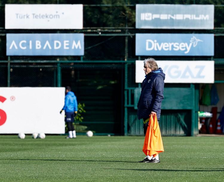 <p>Beşiktaş derbisinde nasıl bir kadroyla çıkacağı merak edilen Fenerbahçe teknik direktörü Jorge Jesus, siyah-beyazlıların orta saha oyuncusu Gedson Fernandes'e karşı plan geliştirdi.</p>
