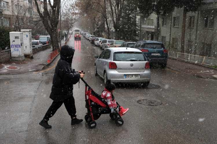 <p>Başkentte sabah saatlerinde kar yağışı etkili oldu.</p>

<p> </p>
