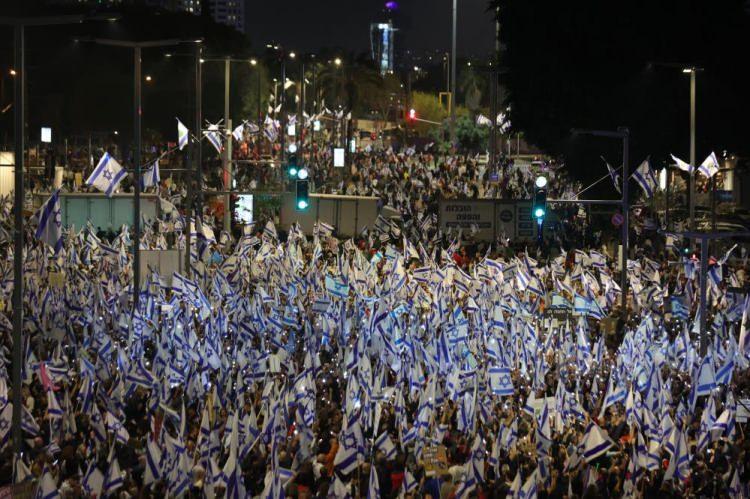 <p>“Diktatörlerin yolunu seçti”<br />
<br />
İsrail’in eski Savunma Bakanı olan Yisrael Beytenu Partisi (İsrail Evimiz) lideri Avigdor Liberman ise, Netanyahu'nun Gallant'ı görevden almasını “diktatörlük” olarak nitelendirerek, "Savunma Bakanı, IDF'nin parçalanması ve İsrail'in güvenliğine ölümcül zarar verilmesi konusundaki derin endişelerini ifade etmeye cesaret etti. Netanyahu, Gallant'ı dinlemek ve kabineyi toplamak yerine tüm diktatörlerin yolunu seçti. Sesleri susturmak” dedi.</p>
