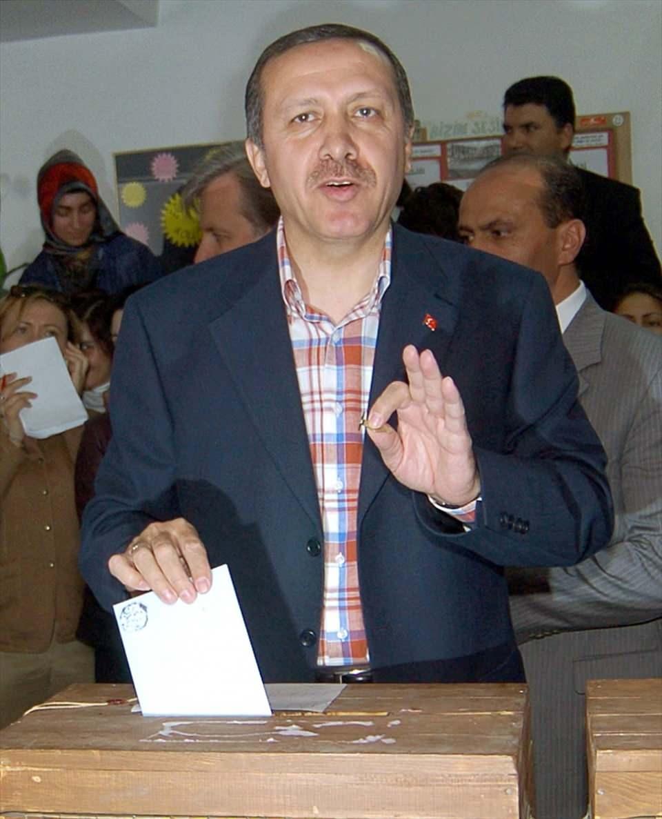 <p> AK Parti Genel Başkanı ve Başbakan Recep Tayyip Erdoğan, Ankara Keçiören subayevlerindeki Toygar Börekçi İlköğretim Okulu’na gelerek 1662 numaralı sandıkta oyunu kullandı.</p>
