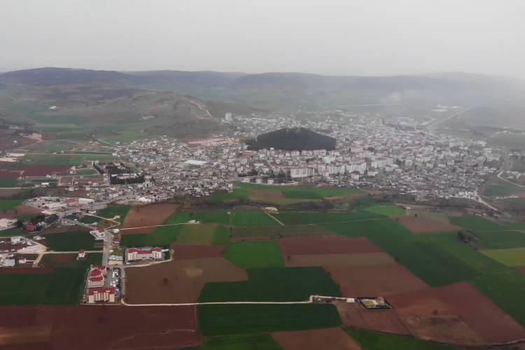 <p>İkincisi de yönetmenliğe uygun yapmış olduğumuz binalar. Bizim yaptığımız konutlar, bu felaketten etkilenmedi" diye konuştu.</p>