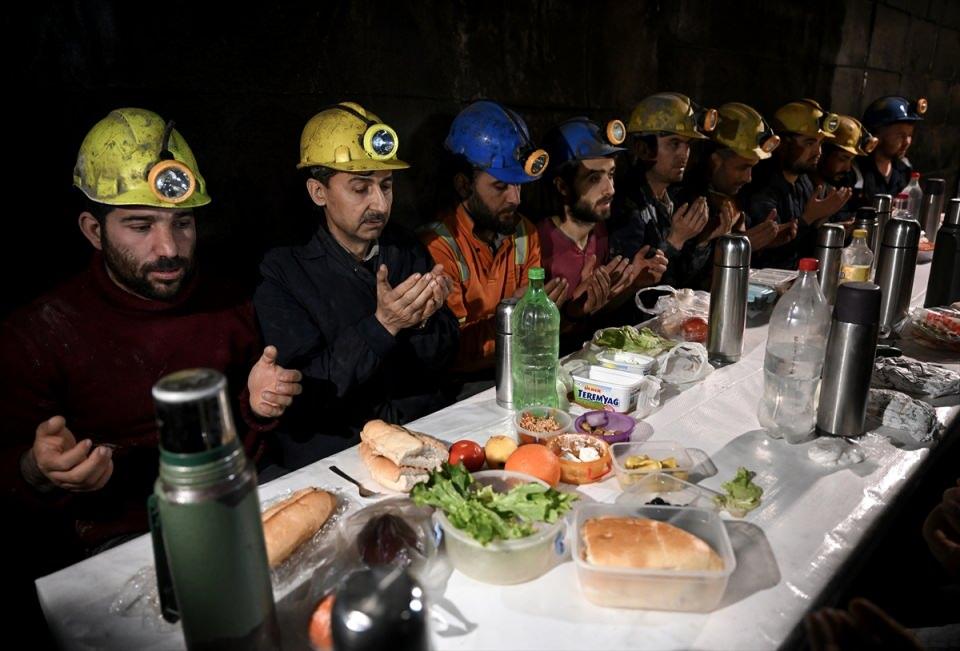 <p>Yüreğimizi oralarda bıraktık. Burada çalışıyoruz ama yüreğimiz onların yanında. Doğayla en çok mücadele eden insanlar madencilerdir. </p>