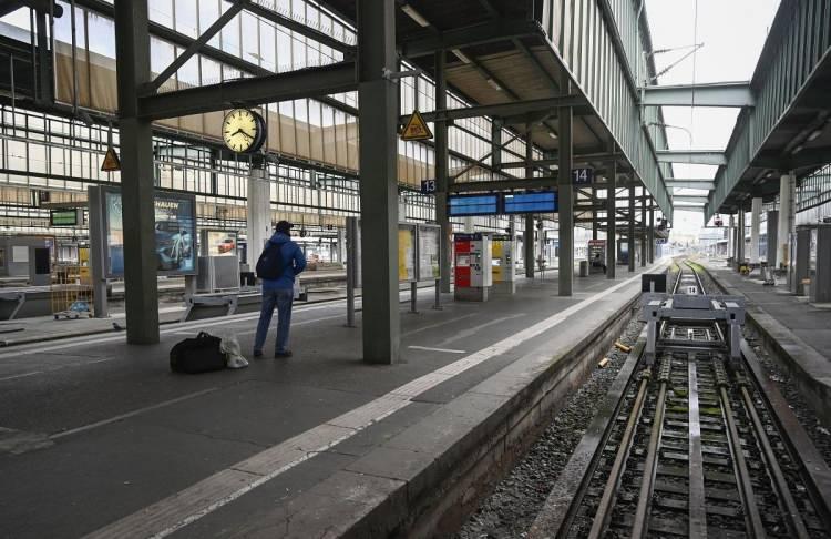 <p>Almanya'da ulaşım sektöründeki yüz binlerce kamu çalışanın grevi başladı. Grevden şehir içi ve şehirler arası otobüs, tren ve metro seferlerinin yanı sıra hava ve deniz trafiği de etkileniyor.</p>