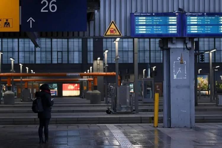 <p><strong>UÇUŞLAR İPTAL</strong></p>
<p>Frankfurt ve Münih'teki en işlek merkezler de dahil olmak üzere ülke genelindeki büyük havalimanlarında yüzlerce uçuş iptal edildi.</p>