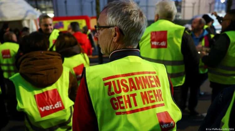<p>Başkent Berlin hariç Almanya genelinde birçok havalimanı grevlerden etkileniyor. Bunun yanı sıra limanlarda da gemi trafiği durdu. </p>
<p> </p>