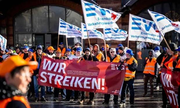 <p> Alman demiryolu sendikası başkanı Martin BurkertBurkert ulaşım sektöründe maaşlara zam yapılmasının zaruri olduğunu söyleyerek, otobüs şoförleri ya da müşteri hizmetlerinde çalışanların brüt maaşının 2 bin 100 euro ile 2 bin 400 euro arasında olduğunu belirtti ve zam yapılması gerektiğine dikkat çekti.</p>
<p> </p>