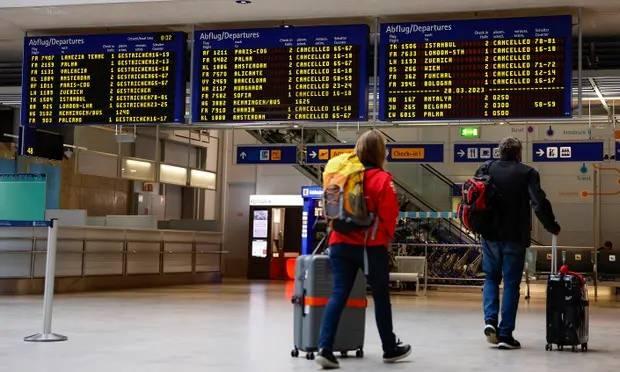 <p>EVG, Alman Demiryolları ve 50 diğer demiryolu şirketi ile yaptığı görüşmelerde çalışanlar için en az yüzde 12'lik zam ve sosyal bileşen olarak da en az 650 euro talep ediyor. Grev çağrısı yapan bir diğer sendika olan Verdi ise kamuda çalışan 2 milyon 400 bin çalışan için en az yüzde 10,5 zammın yanı sıra maaşlarda aylık en az 500 euro artış talep ediyor. İşveren ise önümüzdeki 27 aylık süre için yüzde 5 zam ve artan enflasyon nedeniyle vergiden muaf tek seferlik 2 bin 500 euro ödeme öneriyor.</p>