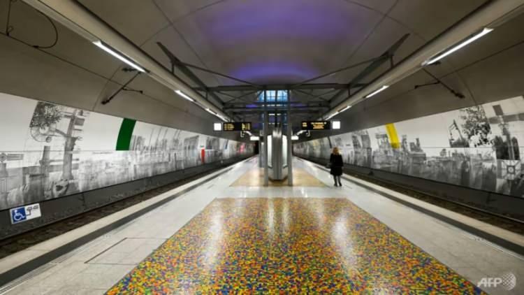 <p>Bu arada, Ver.di, toplu taşıma ve havaalanları da dahil olmak üzere kamu sektöründe yaklaşık 2,5 milyon çalışan adına müzakere yürütürken, EVG, Deutsche Bahn ve belediye ulaşım şirketlerinde yaklaşık 230 bin çalışan için pazarlık yapıyor.</p>
