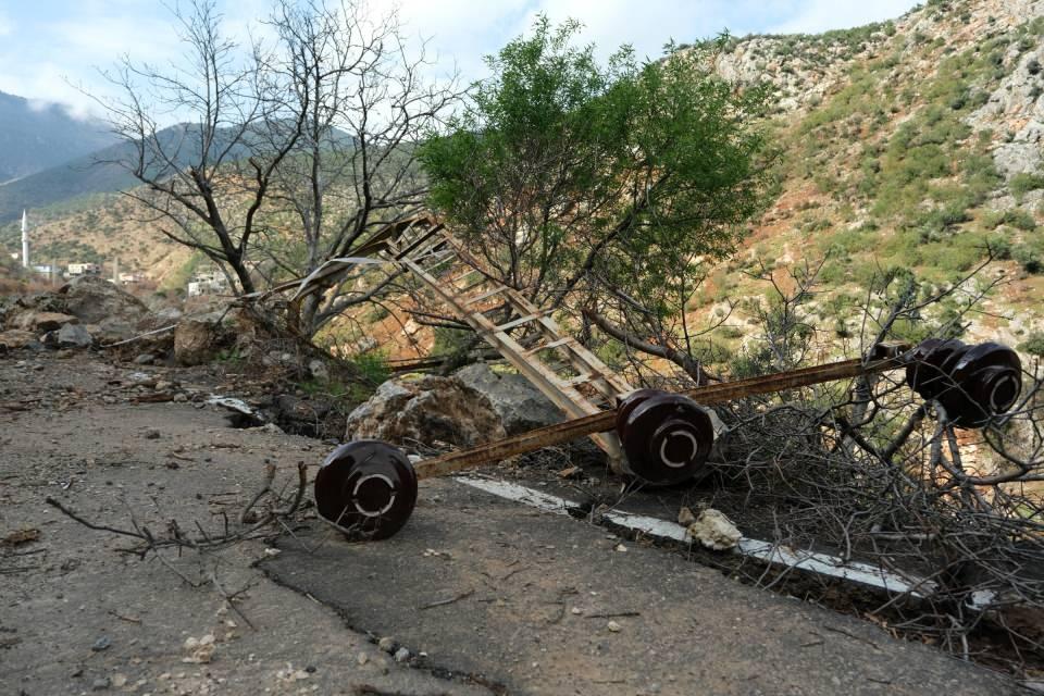 <p><strong>“‘Deprem değil, kıyamet koptu’ dedim”</strong><br />
 </p>

<p>Mahalleyi gördüklerinde psikolojilerinin bozulduğunu söyleyen depremzede Mehmet Karakaya, “Deprem günü adeta dağlar birbirine kavuştu. Balkona çıktım ben ‘Deprem değil, kıyamet koptu’ dedim. </p>
