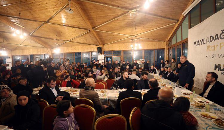 <p> "Fitneye ve fesada fırsat yok"</p>

<p>Kahramanmaraş merkezli depremlerin ardından başta Cumhurbaşkanı Recep Tayyip Erdoğan olmak üzere bakanların, valilerin, tüm kurum ve kuruluşların ilk andan itibaren seferber olduğunu dile getiren Akar, "Kalıcı konutların temelleri atılmaya başlandı. Bir sene içinde barınma problemi büyük ölçüde bitecek, iş yerleri açılacak ve hayatın normalleşmesi süratle gerçekleşecek." diye konuştu.</p>
