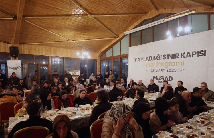 <p>İftar sonrası konuşan Akar, "asrın felaketi" olarak nitelenen depremlerin ardından devletin ilk andan itibaren vatandaşının yanına, yardımına koştuğunu belirtti.</p>

<p>Depremzedelerin hiçbir zaman yalnız olmadığını vurgulayan Bakan Akar, "Depremzedelere yardımcı olmak, onların acılarını dindirmek, yaralarını sarmak için devlet ve millet olarak ilk andan itibaren çalışmalarımız devam ediyor. Biz 85 milyon hiçbir dini, etnik, mezhepsel ayrım gözetmeksizin tek yumruk, tek yürek, tek vücut olarak daha önce yaşadığımız birçok felaketin üstesinden geldik. Nasıl geçmişte felaketlerin üstesinden geldiysek inşallah bu depremin yaralarını da saracak, bu felaketin de üstesinden geleceğiz." dedi.</p>
