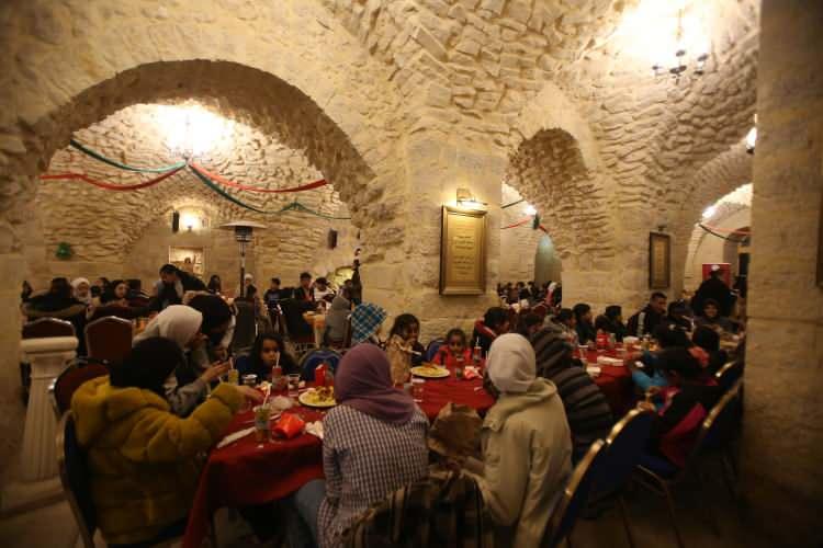 <p>İftar programını organize edenlerden Raye Halifat, AA muhabirine yaptığı açıklamada, 2 yıldır düzenlendikleri etkinlikte bu yıl yaklaşık 200 yetim çocuğa iftar yemeği verdiklerini kaydetti.</p>
