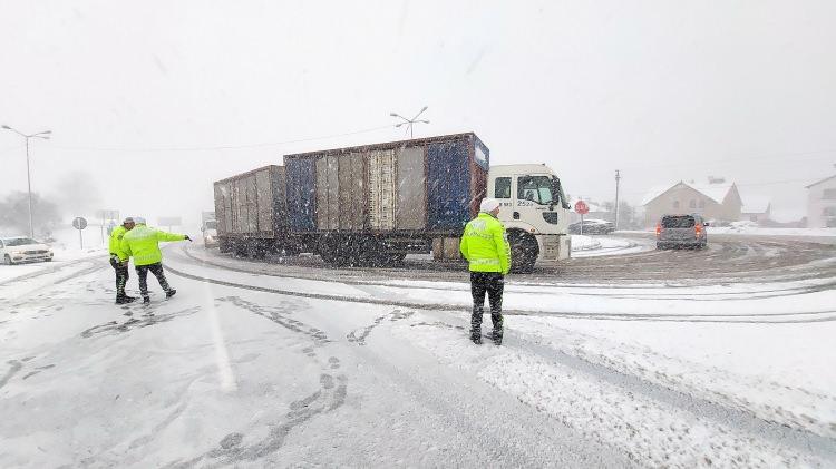 <p>Kayan tır nedeniyle D-100 karayolunun Bolu Dağı geçişi İstanbul istikameti trafiğe kapandı.</p>

