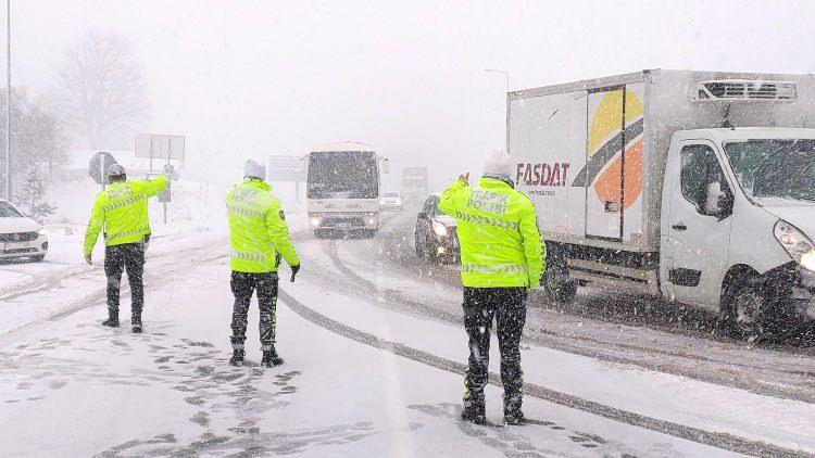 <p>Polis ekipleri tarafından araçlar geri döndürülerek TEM otoyoluna yönlendiriliyor.</p>

