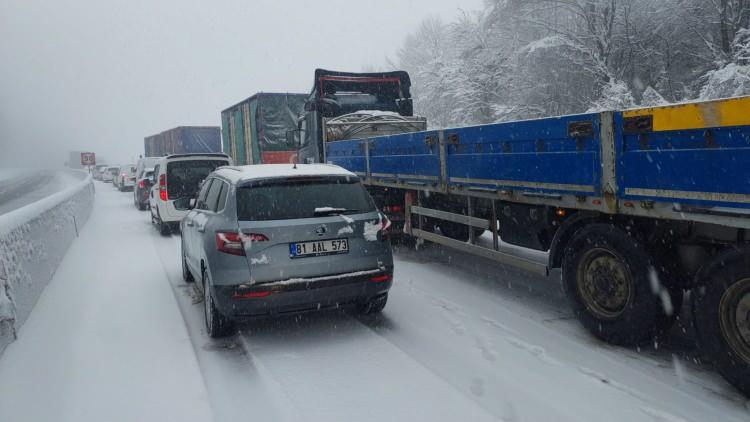 <p>Karayolları ekipleri, yolu kapatan TIR'ın kaldırılması ve yolun yeniden trafiğe açılması için çalışmalarını sürdürüyor.</p>

<p> </p>

