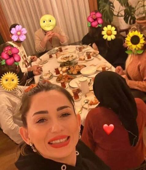 <p><span style="color:#000000"><strong>Aileyle yemek sofrasında buluşan Esmersoy'a arkadaşı Elvan Odabaşı da eşlik etti.</strong></span></p>
