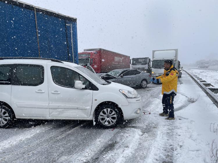 <p>Anadolu Otoyolu'nda, 58 aracın karıştığı zincirleme kaza meydana geldi. Ankara yolu trafiğe kapatılırken, kazada 10 kişinin yaralandığı öğrenildi.</p>
