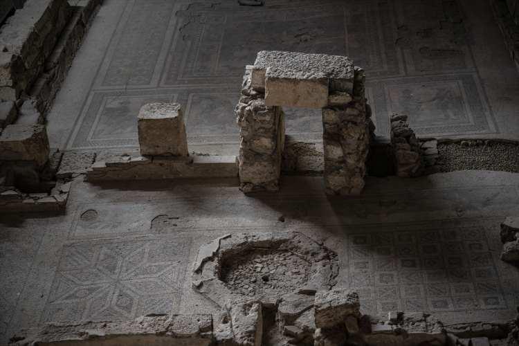 <p>Ayşe Ersoy, müzede tüm kalıntılarıyla bir halk hamamının, büyük bir caddenin, forumun, Roma dönemine ait su ve kanalizasyon sistemine sahip bir evin kalıntılarının ve mozaiklerin bulunduğunu aktardı.</p>
