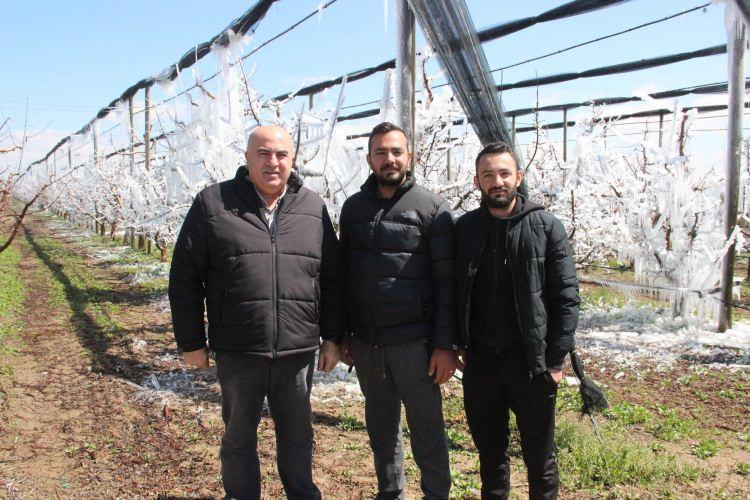 <p>Sulama yapılan tüm bahçelerde ise ağaçların tamamen buz tutarak sarkıtlar oluşturması ortaya ilginç görüntüler oluşturdu. Sulandıktan sonra buz tutan elma ağaçları adeta buzulları hatırlattı.</p>
