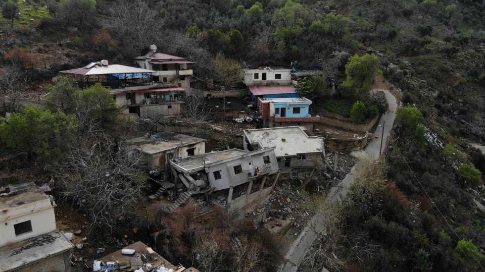 <p>Hatay’ın Hassa ilçesine bağlı Güvenç Mahallesi’nde 6 Şubat’ta meydana gelen deprem nedeniyle dağlarda derin yarıklar oluştu. Mahalledeki bazı evler deprem sebebiyle yıkılırken, depremin yıkamadığı bazı evleri ise dağlardan yuvarlanan tonlarca ağırlığındaki kayalar yıktı. Hayalet köye dönen mahalleyi terk eden vatandaşlar kurulan çadır kente yerleşti.</p>
