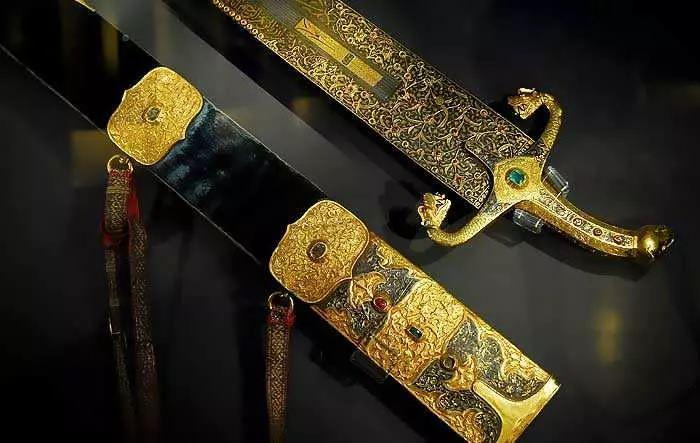 <p>Mushaf-ı Şerifi ilk çoğaltıp dağıtan Hazret-i Osman'dır.</p>

