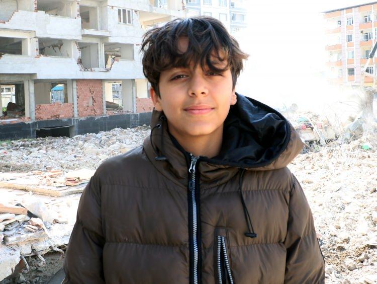 <p>Çayırcı çiftinin en küçük çocuğu Fatih Çayırcı (13) ise en çok ablalarıyla olan çocukluk fotoğraflarının bulunduğu hard diski bulmak istediğini ama aramalarının sonuçsuz kaldığını söyledi.</p>