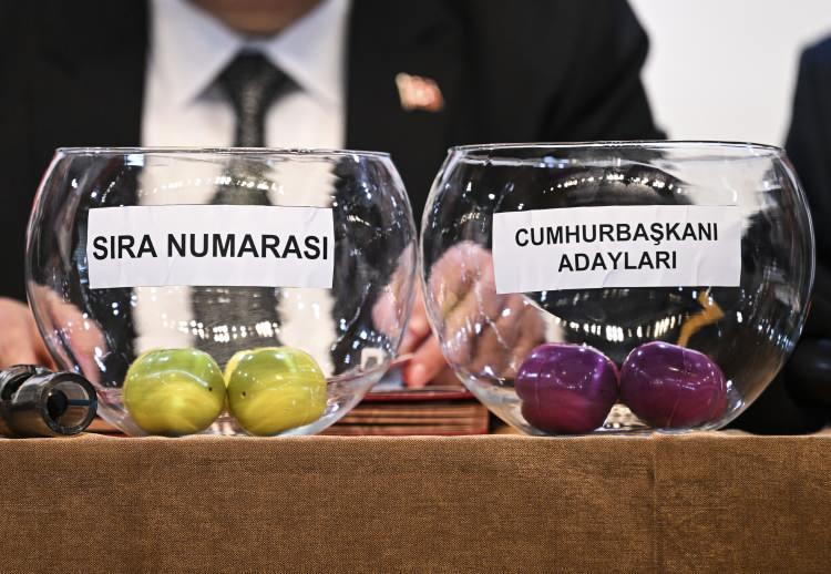 <p>Törende konuşan YSK Başkanı Ahmet Yener, ilk önce cumhurbaşkanı adaylarının isimlerinin yazılı olduğu fanustan isimlerin çekileceğini, ardından da adayların sıra numaralarının çekileceğini ifade etti.</p>
