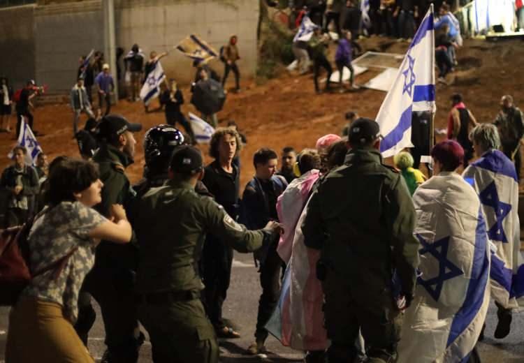 <p>İsrailliler, Başbakan Binyamin Netanyahu’nun ertelediğini duyurmasına rağmen hükümetin tartışmalı yargı düzenlemesine karşı haftalardır düzenledikleri protestoları sürdürüyor.</p>