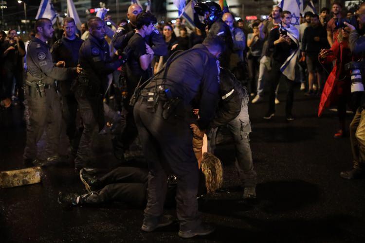 <p>Başta Tel Aviv olmak üzere Batı Kudüs, Hayfa, Ra’anana ve Netanya gibi kentlerdeki gösterilere on binlerce İsrailli katıldı.</p>