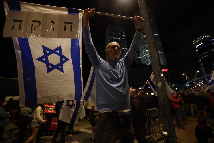 <p>Açıklamada, Başbakan Netanyahu'nun yargı düzenlemesini erteleme kararı alarak “protestocuları uyutma girişiminin başarısız olduğunu” ifade eden Şemsiye Hareketi, “İsrail'in, demokratik bir devlet olduğunu garanti edene kadar sokaklarda olmaya devam edeceğiz." değerlendirmesinde bulundu.</p>
<p> </p>