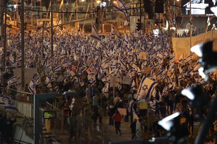 <p>Her hafta olduğu gibi en yoğun katılımlı gösteriye ev sahipliği yapan Tel Aviv’de on binlerce protestocu, Kaplan Caddesi'ndeki Hükümet Kompleksi'nin önünde toplandı.</p>

<p> </p>
