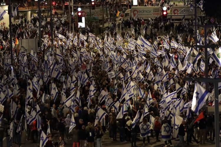 <p>Gösterilerin yapıldığı alana, Netanyahu'nun başbakanlığı aleyhinde İngilizce "Suç Bakanı" (Crime Minister) yazılı dev pankartlar asıldı.</p>

<p> </p>

<p>Meydanda kurulan sahnede, İsrail’in siyaset, sanat, iş dünyası gibi farklı kesimlerinden isimler demokrasi yanlısı konuşmalar yaptı. Göstericiler, konuşmacıları, çevredeki ana caddelere kurulan dev ekranlardan izleyerek sloganlarla destekledi.</p>
