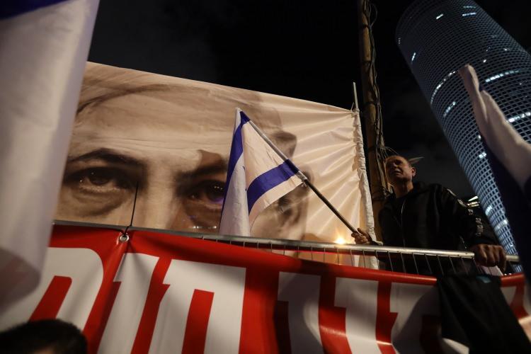 <p>Ellerinde İsrail bayraklarıyla sık sık “demokrasi” sloganları atan göstericiler, koalisyon hükümetindeki aşırı sağcı politikacıları eleştiren dövizler taşıdı.</p>

<p> </p>
