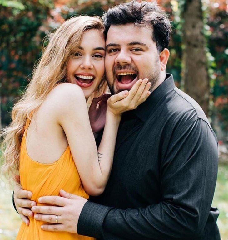 <p><span style="color:#800000"><strong>"EŞİMLE BU TARZ İŞLERİ SEVİYORUZ"</strong></span></p>

<p><span style="color:#4B0082"><strong>Eşi </strong></span><span style="color:#800000"><strong>Berfu Yenenler</strong></span><span style="color:#4B0082"><strong> ile sahnede yaptığı g&ouml;steri &ccedil;ok konuşulan &uuml;nl&uuml; oyuncu </strong></span><span style="color:#800000"><strong>"Oyun &ccedil;ok g&uuml;zel gidiyor. İnsanlar karı-koca sahnede olmayı enteresan buldular. Hem de oyun &ccedil;ok g&uuml;zel oldu. Eşimle bu tarz işleri seviyoruz.</strong></span></p>
