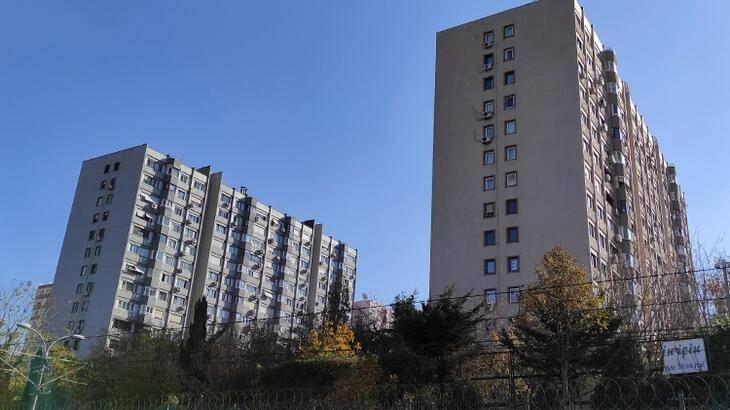 <p>Yüzde 25 zam sınırının satılık ev fiyatlarını da artıracağını ifade eden Çetin, şunları kaydetti:</p>
<p>"Ev alırken oturmak veya yatırım için alıyorsunuz. Yüzde 25 zam sınırı sebebiyle yatırım yapmak isteyenler biraz daha temkinli davranıyordu. Şimdi bu sınır kalktığında yatırım düşünülen evlere ilgili artacaktır. Nihayetinde getirisi yükseliyor. Bu da ev fiyatlarının artmasına yol açacaktır."</p>