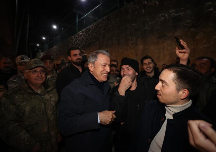 <p>Danimarka'daki provokasyon</p>

<p>Bakan Akar, çadır kentten ayrılırken Danimarka'da Kur'an-ı Kerim ve Türk bayrağına yapılan saldırıya ilişkin değerlendirmede bulundu.</p>

<p>Son dönemlerde Avrupa'da artış gösteren bu "düşmanca, barbarca zihniyet ve eylemlerin", demokratik değerlerle hoşgörü ve barış içerisinde bir arada yaşama kültürünü tahrip ettiğini belirten Akar, şunları kaydetti:</p>

<p>"Bu küstah ve aşağılık saldırıyı gerçekleştiren, insanlıktan çıkmış, kin ve nefretle kudurmuş mahlukları şiddetle lanetliyor, bu eylemlere duyarsız ve sessiz kalarak bu şarlatanlara göz yuman, cezasız bırakarak bunları adeta suça teşvik edenleri de suç ortakları olarak ilan ediyor ve kınıyoruz."</p>
