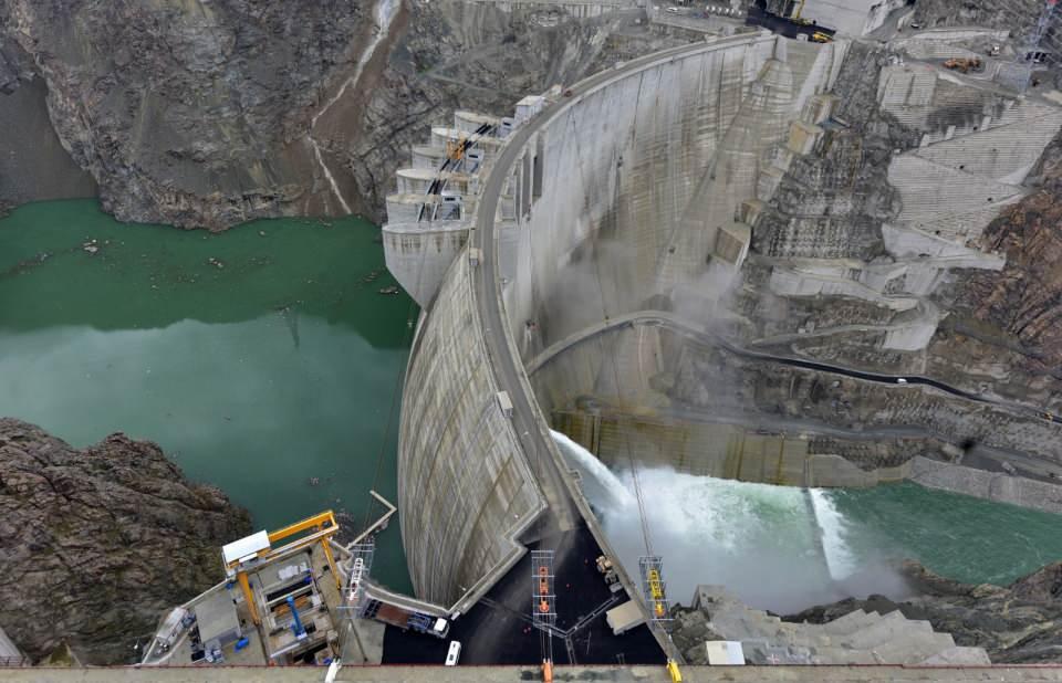 <p>Artvin'in Yusufeli ilçesinde Çoruh Nehri üzerinde yapımı tamamlanan kemer baraj sınıfında 275 metreyle gövde yüksekliğiyle Türkiye'nin birinci, dünyanın beşinci en yüksek barajı olan Yusufeli Barajı 22 Kasım tarihinde su tutmaya başladı. </p>
